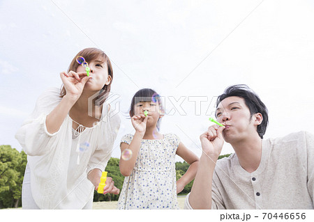 シャボン玉で遊ぶ親子の写真素材 [70446656] - PIXTA