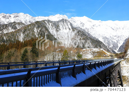 北アルプス連峰と北アルプス大橋 雪景色 北アルプス連峰と北アルプス大橋 雪景色 70447123