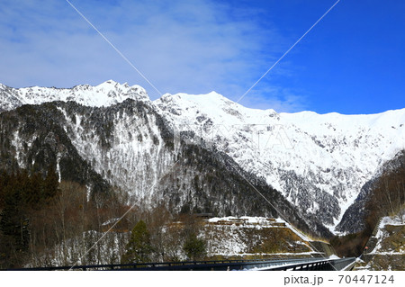 北アルプス連峰と北アルプス大橋 雪景色 北アルプス連峰と北アルプス大橋 雪景色 70447124