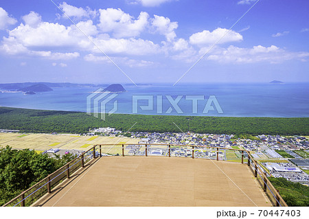 佐賀県の絶景　鏡山西展望台から見た虹の松原と唐津湾 70447403