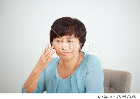 美容を気にするシニア女性 70447536