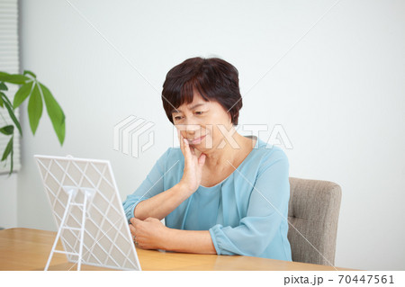 美容を気にするシニア女性 70447561
