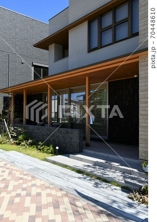 住宅街　一戸建て　新しい街並み 70448610