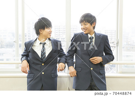 会話をする高校生 会話をする高校生 70448874