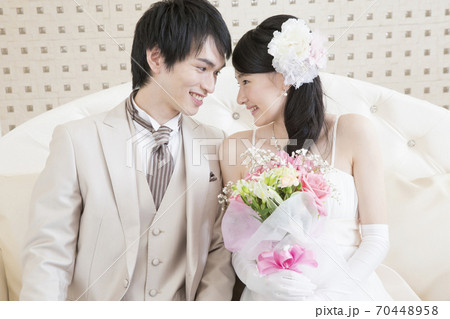 見つめあう新郎新婦 70448958