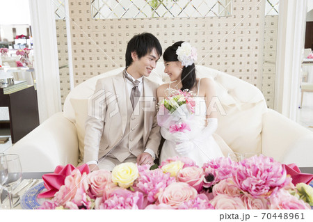 見つめあう新郎新婦 70448961