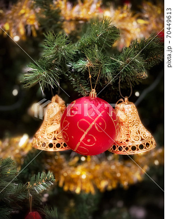 クリスマスツリーに飾られた赤いボールと金色のベルの写真素材