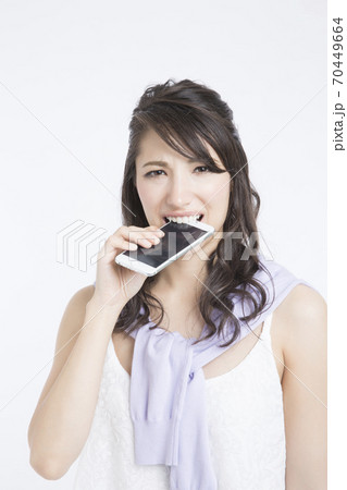 嫉妬をする女性 70449664