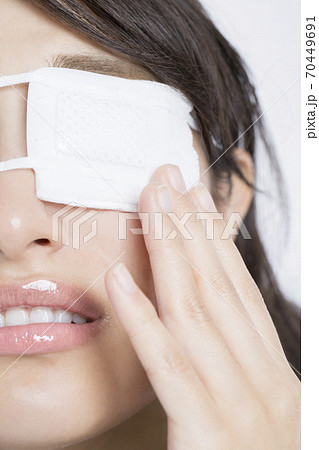 眼帯をした女性 70449691