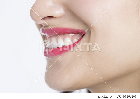 笑顔の女性 70449694