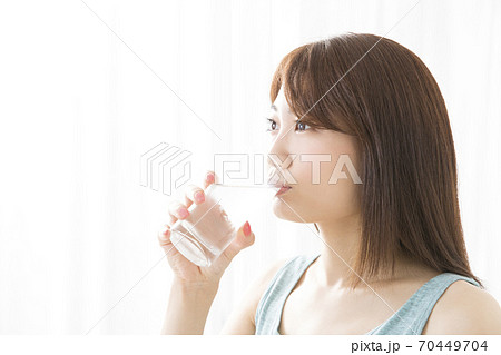 水を飲む女性 70449704