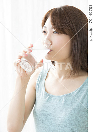 水を飲む女性 70449705