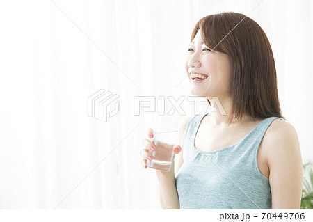 水を飲む女性 70449706