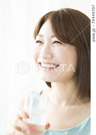 水を飲む女性 70449707