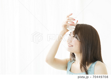 水を飲む女性 70449708