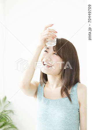 水を飲む女性 70449709