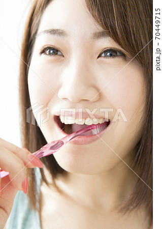 歯を磨く女性 70449715