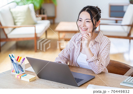 リビングでテレワークをする若い女性 リビングでテレワークをする若い女性 70449832