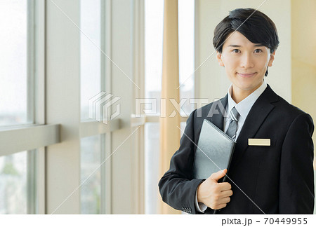 スーツ姿の若い男性の写真素材