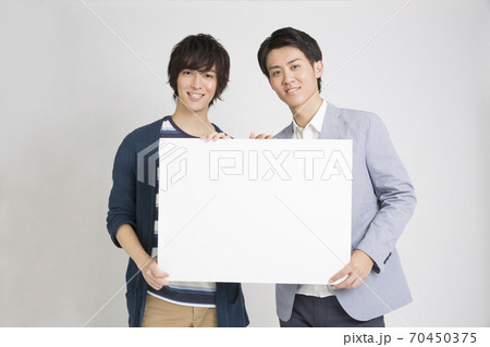 メッセージボードを持つ男性 70450375