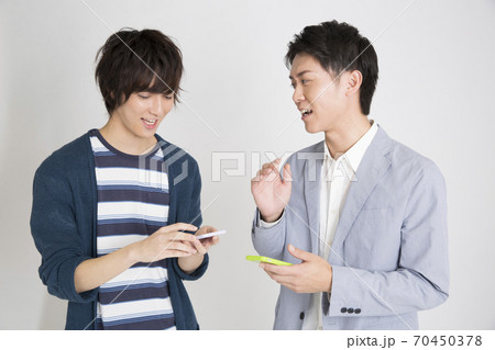 連絡交換する男性 70450378