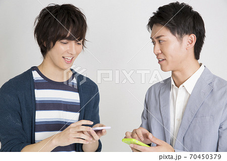 連絡交換する男性 70450379