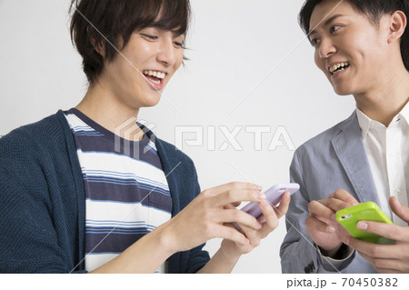 連絡交換する男性 70450382