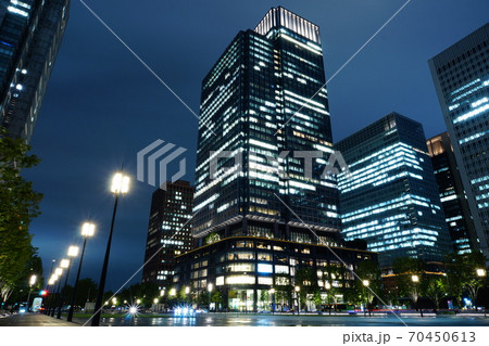 丸の内の高層ビル群（夜景） 70450613