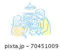 オンライン帰省をする若い夫婦 70451009