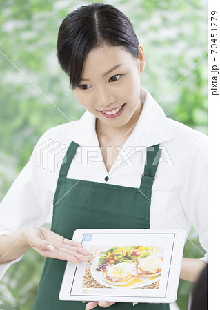 メニューの説明をする女性店員 メニューの説明をする女性店員 70451279
