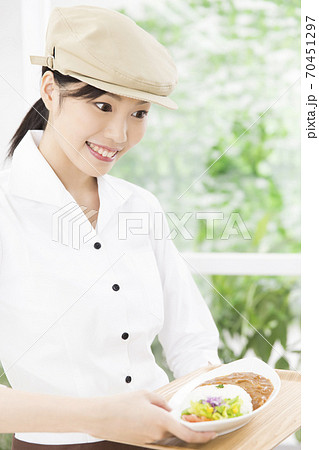 料理を運ぶカフェ店員 料理を運ぶカフェ店員 70451297