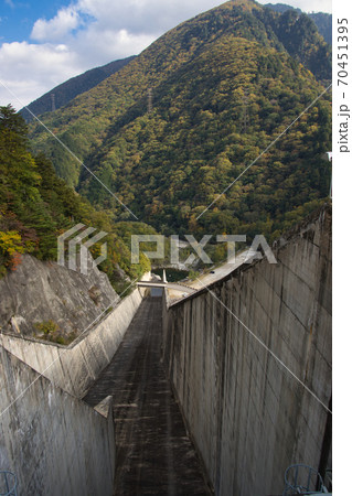 高瀬ダムの迫力ある眺め　長野県大町市 70451395
