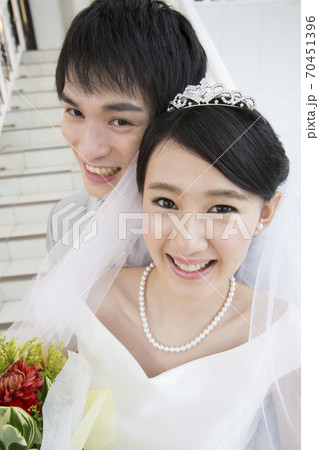 笑顔の新郎新婦 70451396