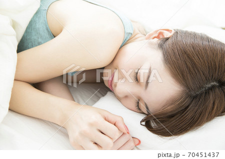 ベッドで眠る女性 ベッドで眠る女性 70451437