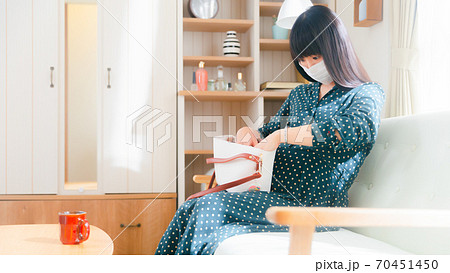 鞄に手を入れる妊婦　16:9 70451450