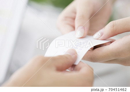 レシートを渡す店員の写真素材