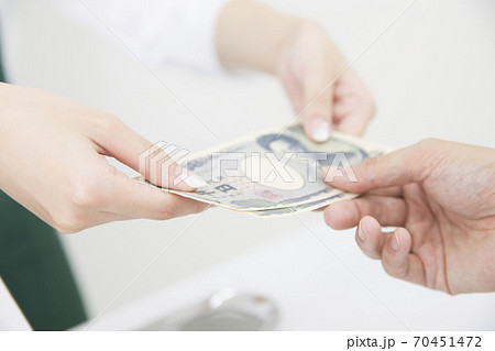 会計をする店員 会計をする店員 70451472