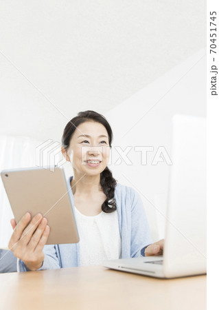 パソコンを操作する女性 70451745