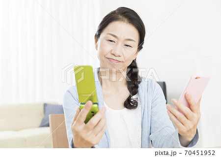 ガラケーとスマホ 70451952
