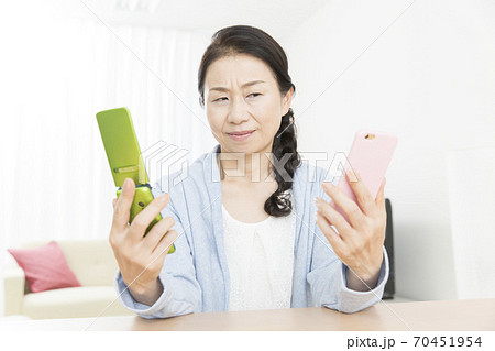 ガラケーとスマホ 70451954