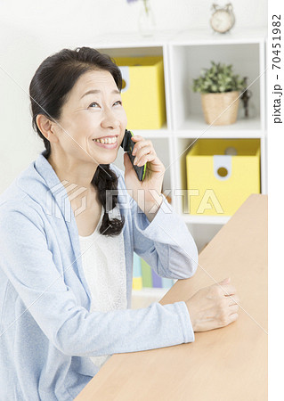 携帯電話で通話する女性 携帯電話で通話する女性 70451982