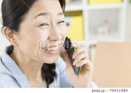 携帯電話で通話する女性 70451984