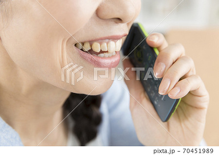 携帯電話で通話する女性 70451989