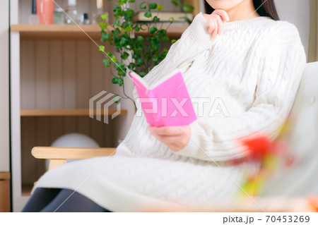 スケジュール帳　考える妊婦 70453269