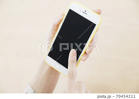 スマホを操作する女性 70454211