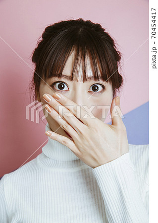 驚く女性 70454417