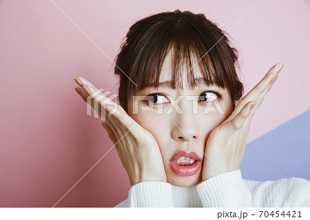 驚く女性 驚く女性 70454421