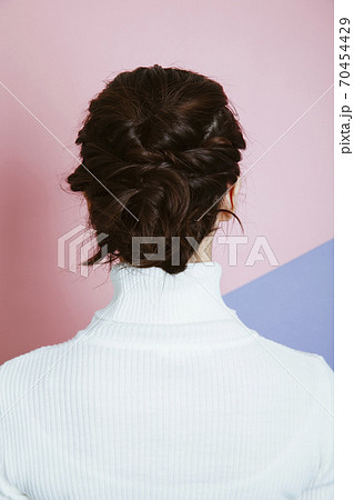 女性の後ろ姿 70454429