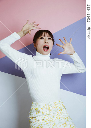 驚く女性 驚く女性 70454437
