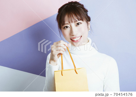 プレゼントを渡す女性 70454576